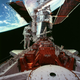 El telescopio espacial Hubble recibiendo mantenimiento en la bahía de carga del transbordador Discovery (Imagen: NASA).
